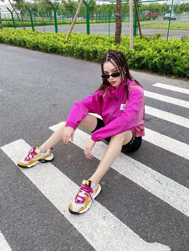 ����Ů���ӳ�����ɫ�˶���װ������ģ�Ů�����˶���Ľ